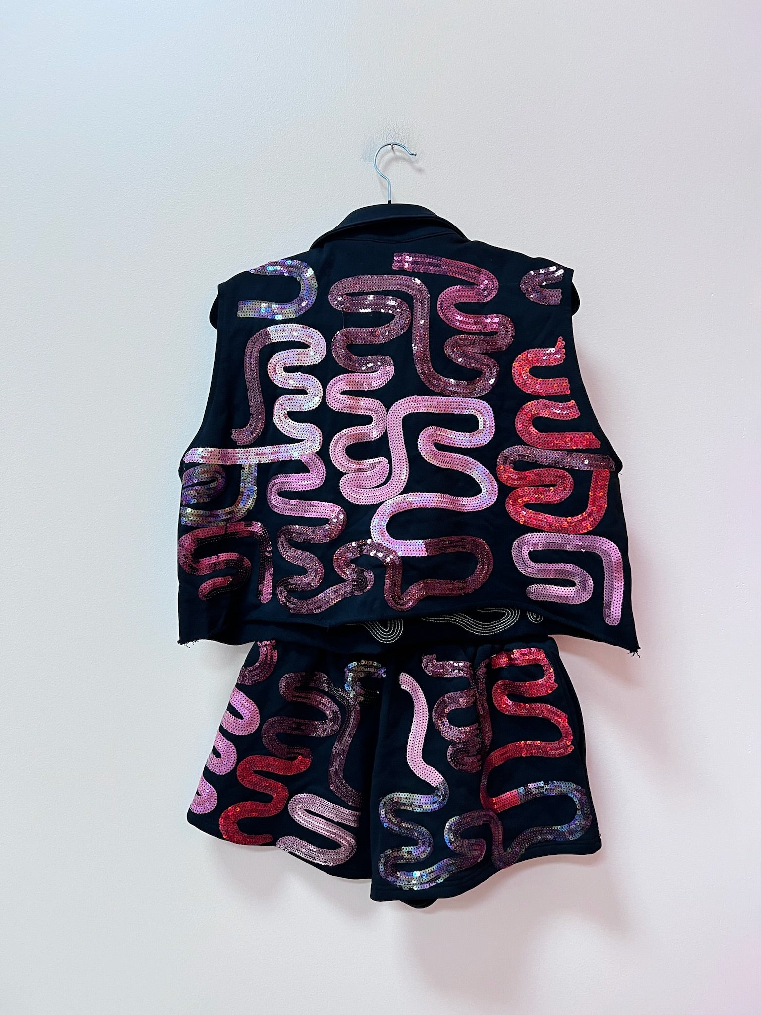 SAMPLE- BLACK, RED SQUIGGLE TOP/SHORT SET