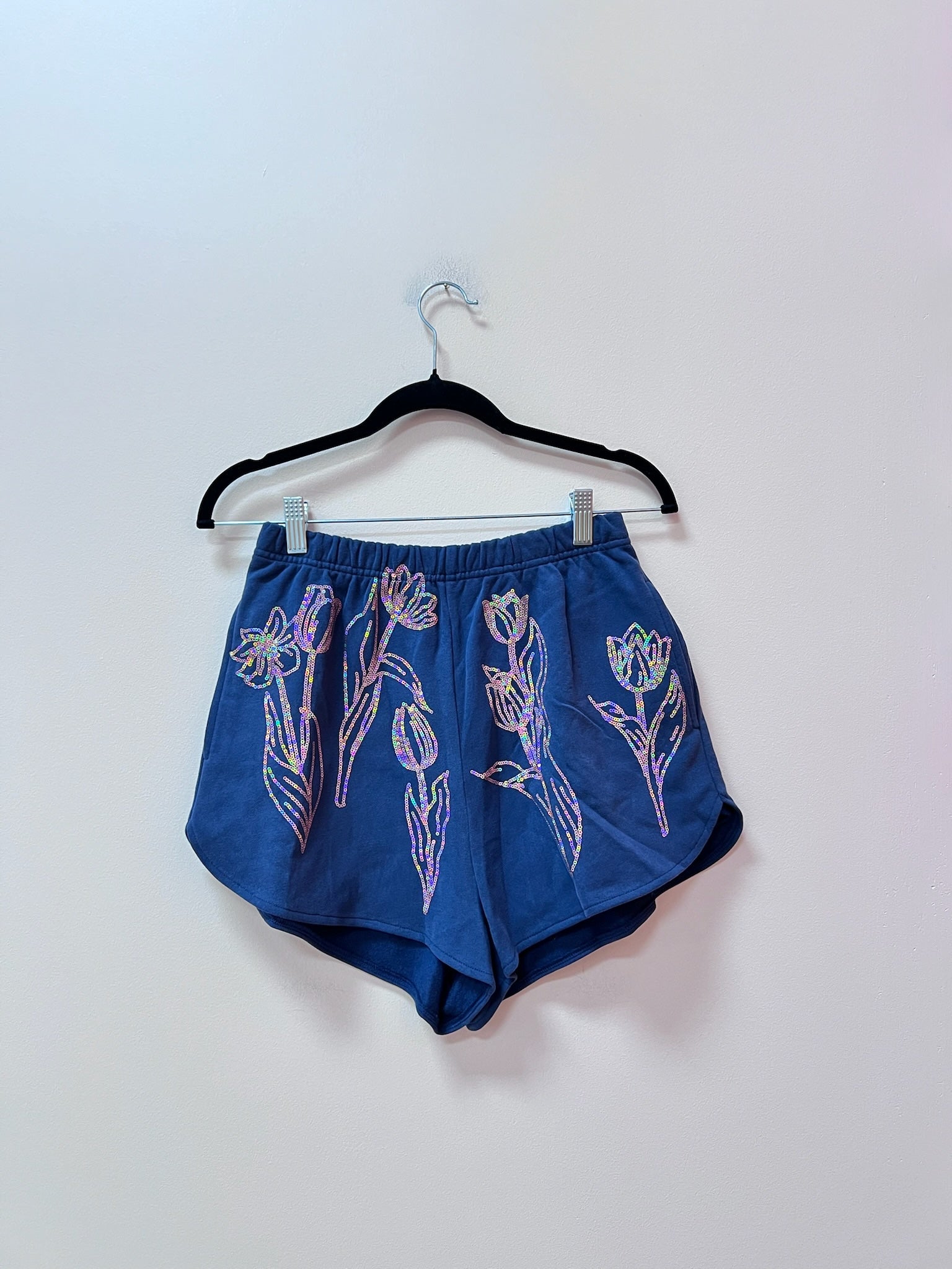 SAMPLE- NAVY FLOWER OUTLINED SHORT